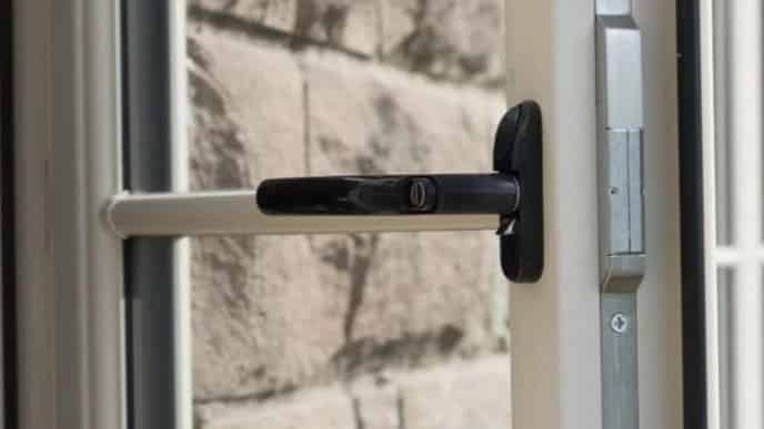 آشنایی با یراق آلات پنجره تک حالته UPVC
